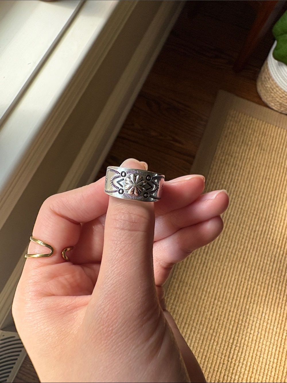 Silver Shell Ring - Picture 1 of 3